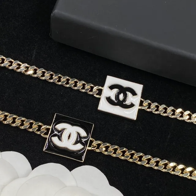 Chanel CC Collier Pendentif Doré Blanc et Noir Émaillé Colliers 6