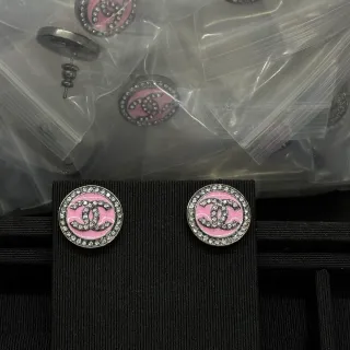 Chanel CC Stud 粉色银色圆形搪瓷耳钉
