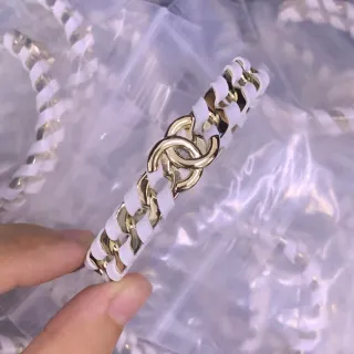 Chanel क्लासिक चेन ब्रेसलेट सफेद और गोल्ड-टोन मेटल ब्रेसलेट
