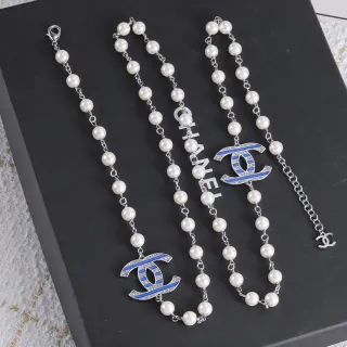 Chanel क्लासिक पर्ल हार व्हाइट ब्लू स्ट्रैंड एनामेल CC पेंडेंट हार