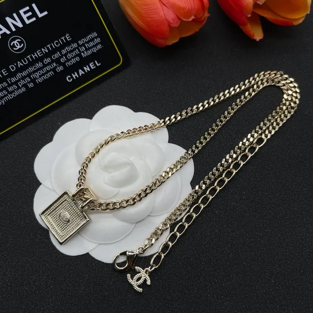 Chanel Collier Carré Classique Pendentif Chaîne Curb Dorée 2