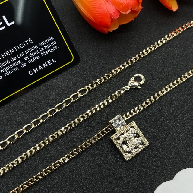 Chanel Collier Carré Classique Pendentif Chaîne Curb Dorée 4