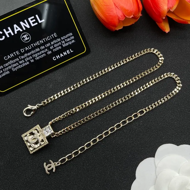 Chanel Collier Carré Classique Pendentif Chaîne Curb Dorée 5