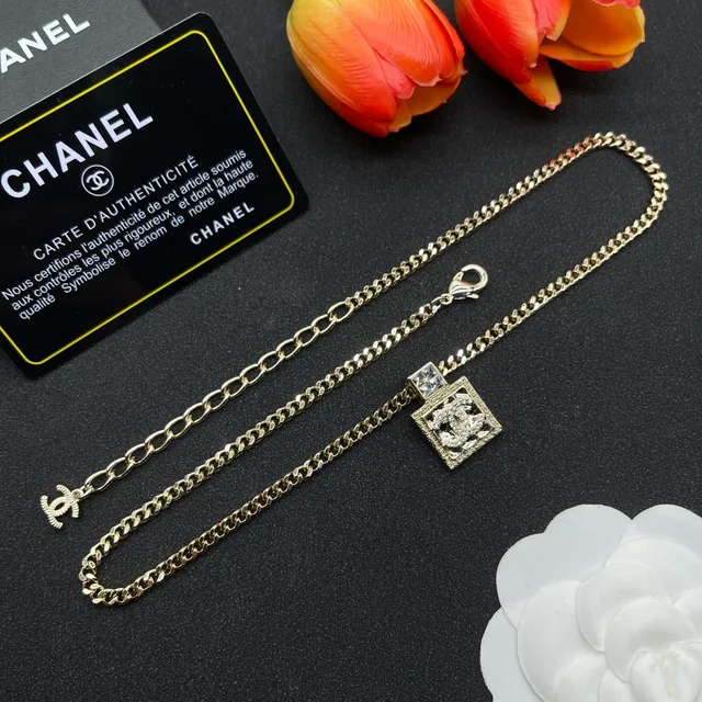 Chanel Collier Carré Classique Pendentif Chaîne Curb Dorée 6