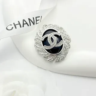 Chanel ক্রিস্টাল-এনক্রাস্টেড ক্যামেলিয়া CC Logo ব্রোচ