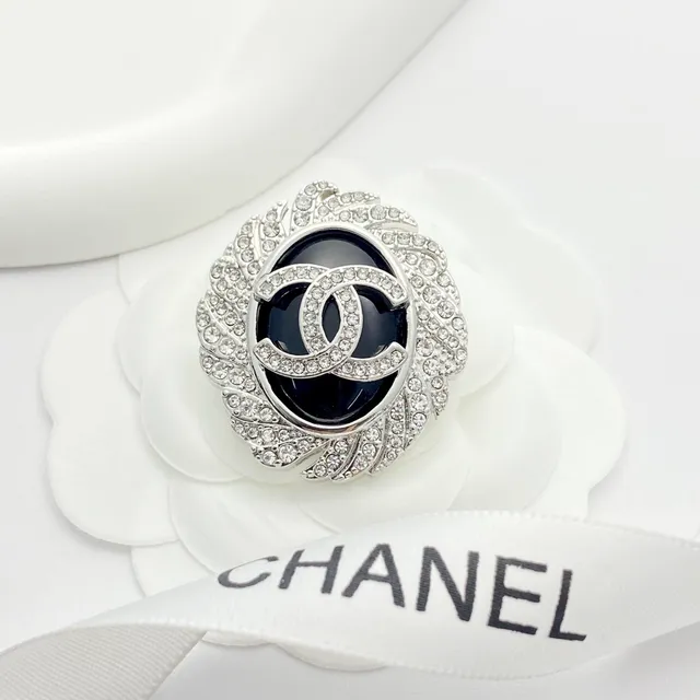 Chanel incrustado em cristais camélia CC Logo broche 2