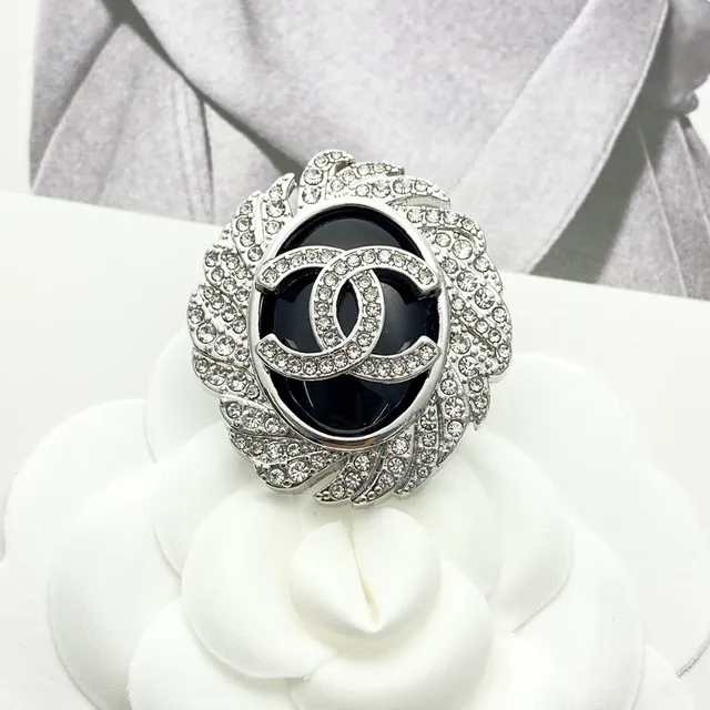 Chanel incrustado em cristais camélia CC Logo broche 3