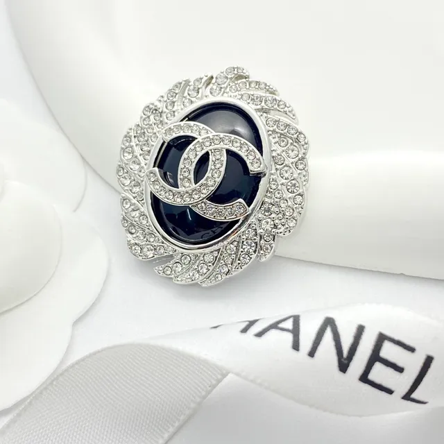 Chanel incrustado em cristais camélia CC Logo broche 4