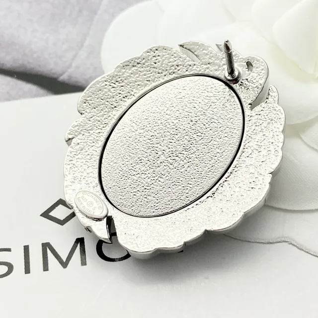 Chanel incrustado em cristais camélia CC Logo broche 5