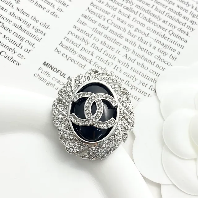 Chanel incrustado em cristais camélia CC Logo broche 6
