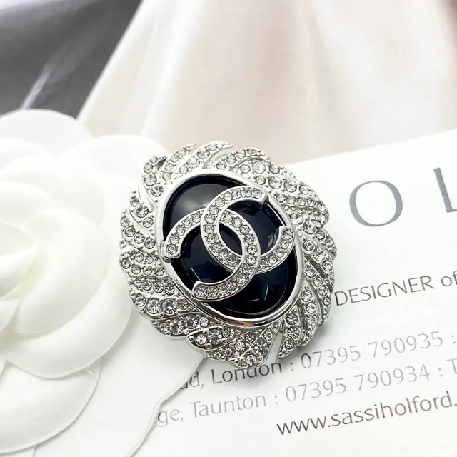 Chanel incrustado em cristais camélia CC Logo broche 7