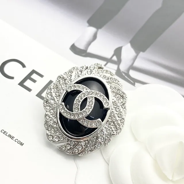 Chanel incrustado em cristais camélia CC Logo broche 8