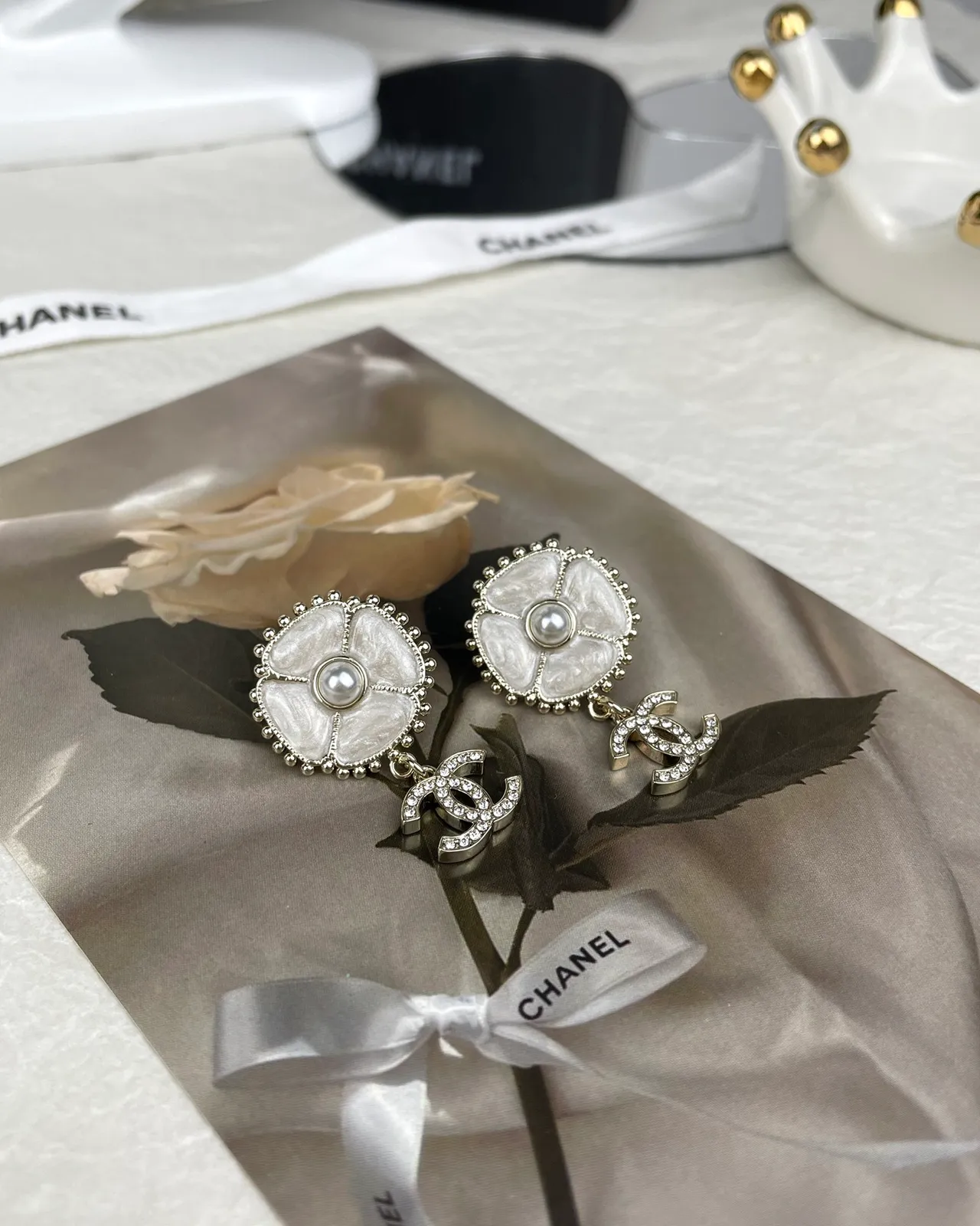 Chanel Floral CC सफेद चांदी फूलाकार स्टड मोती केंद्रित कर्णफूल 4