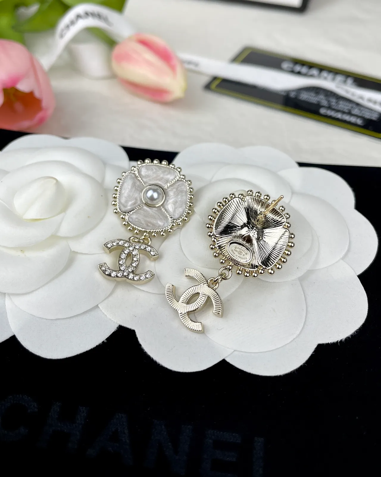Chanel Floral CC सफेद चांदी फूलाकार स्टड मोती केंद्रित कर्णफूल 5