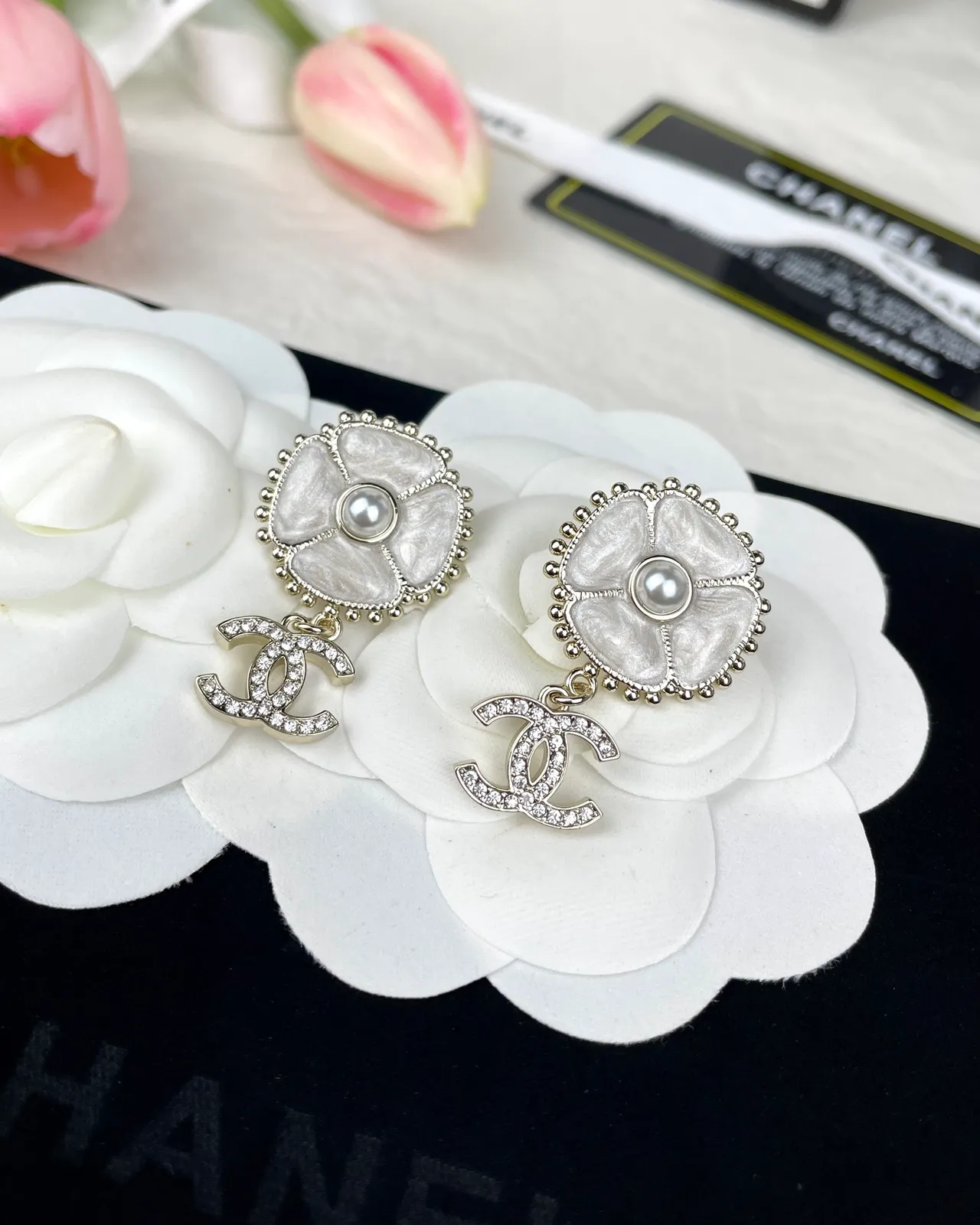 Chanel Floral CC सफेद चांदी फूलाकार स्टड मोती केंद्रित कर्णफूल 6