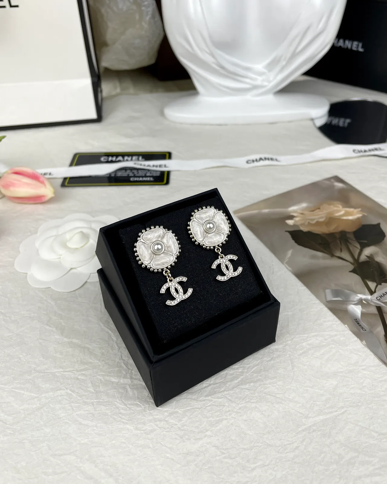 Chanel Floral CC सफेद चांदी फूलाकार स्टड मोती केंद्रित कर्णफूल 7