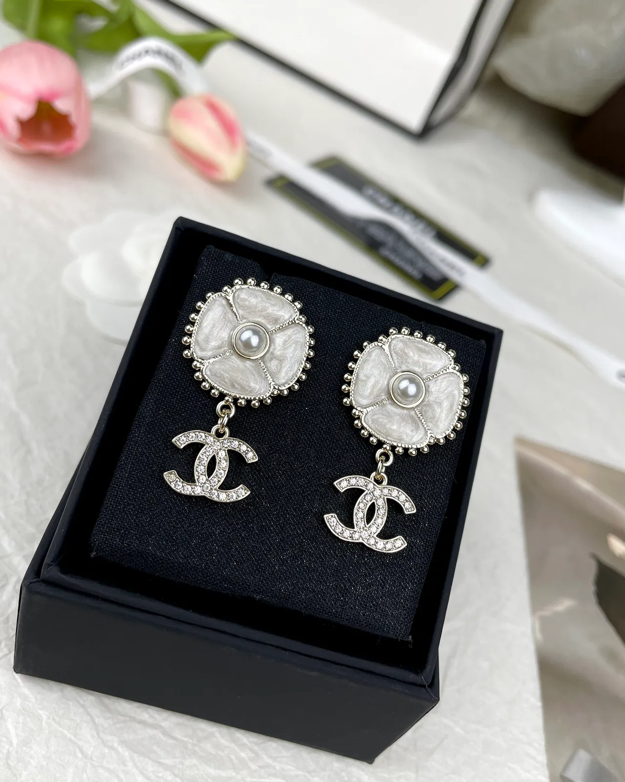 Chanel Floral CC सफेद चांदी फूलाकार स्टड मोती केंद्रित कर्णफूल 8