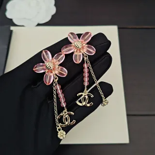Chanel फ्लोरल पिंक रेजिन और गोल्ड-टोन CC Logo कान की बालियाँ