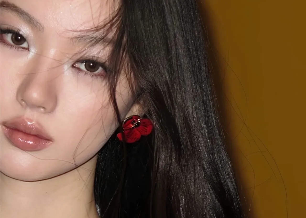 Chanel Boucles d'oreilles Florale Coquelicot Rouge Noir Brillant Émail Silhouette 2