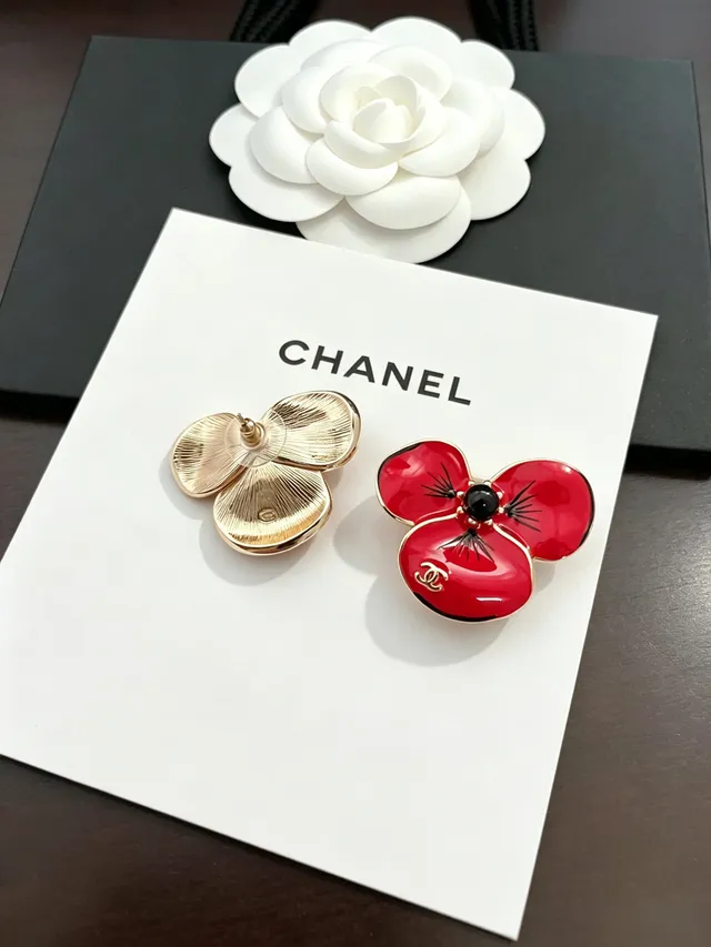 Chanel Boucles d'oreilles Florale Coquelicot Rouge Noir Brillant Émail Silhouette 5