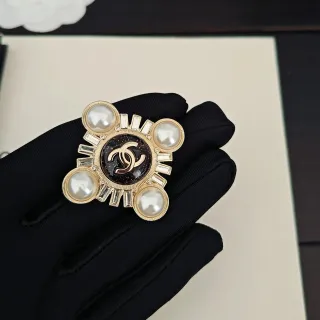 Chanel সোনালি কালো ধাতু মুক্তা সজ্জা ব্রোচ