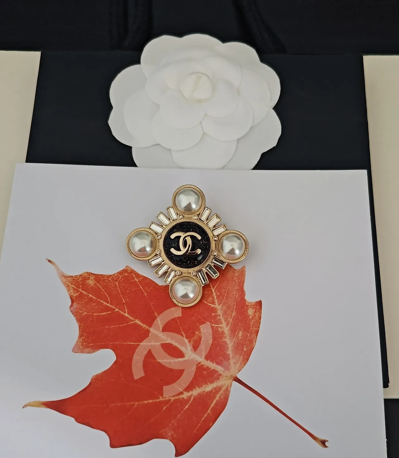 Chanel Broche de Ouro Preto de Metal com Acentos de Pérola 3