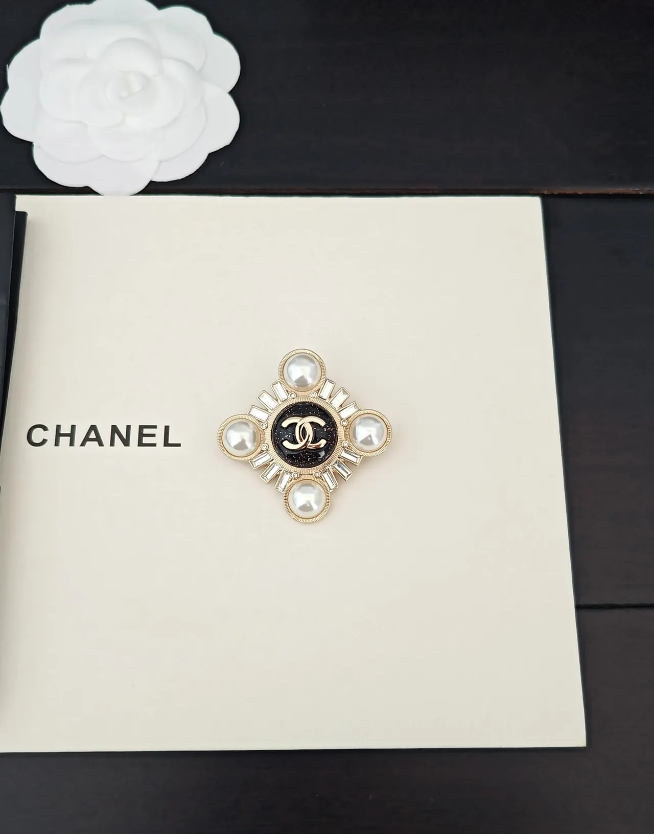 Chanel Broche de Ouro Preto de Metal com Acentos de Pérola 4