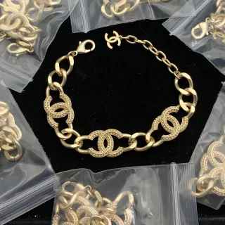 Chanel 金白厚曲链珍珠点缀 CC Logos 手链