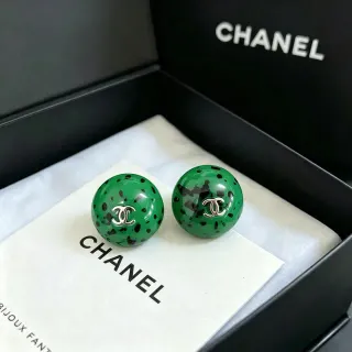 Chanel সবুজ স্পেকলড রেজিন CC Logo গোলাকার স্টাড ইয়ারিংস