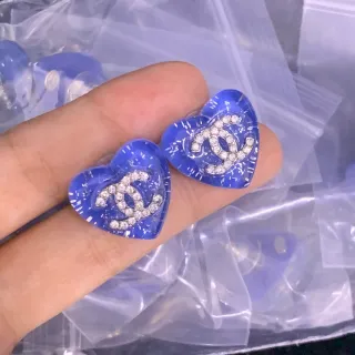 Chanel दिल के आकार का क्रिस्टल CC ब्लू सिल्वर रेजिन कान की मणि