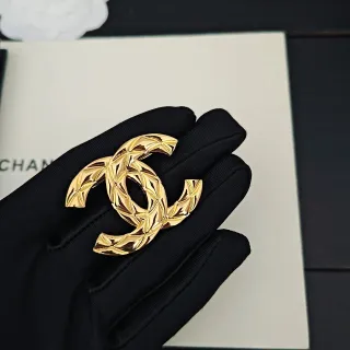 Chanel Interlocking CC কুইল্টেড পাতা Gold-Tone ব্রোচ