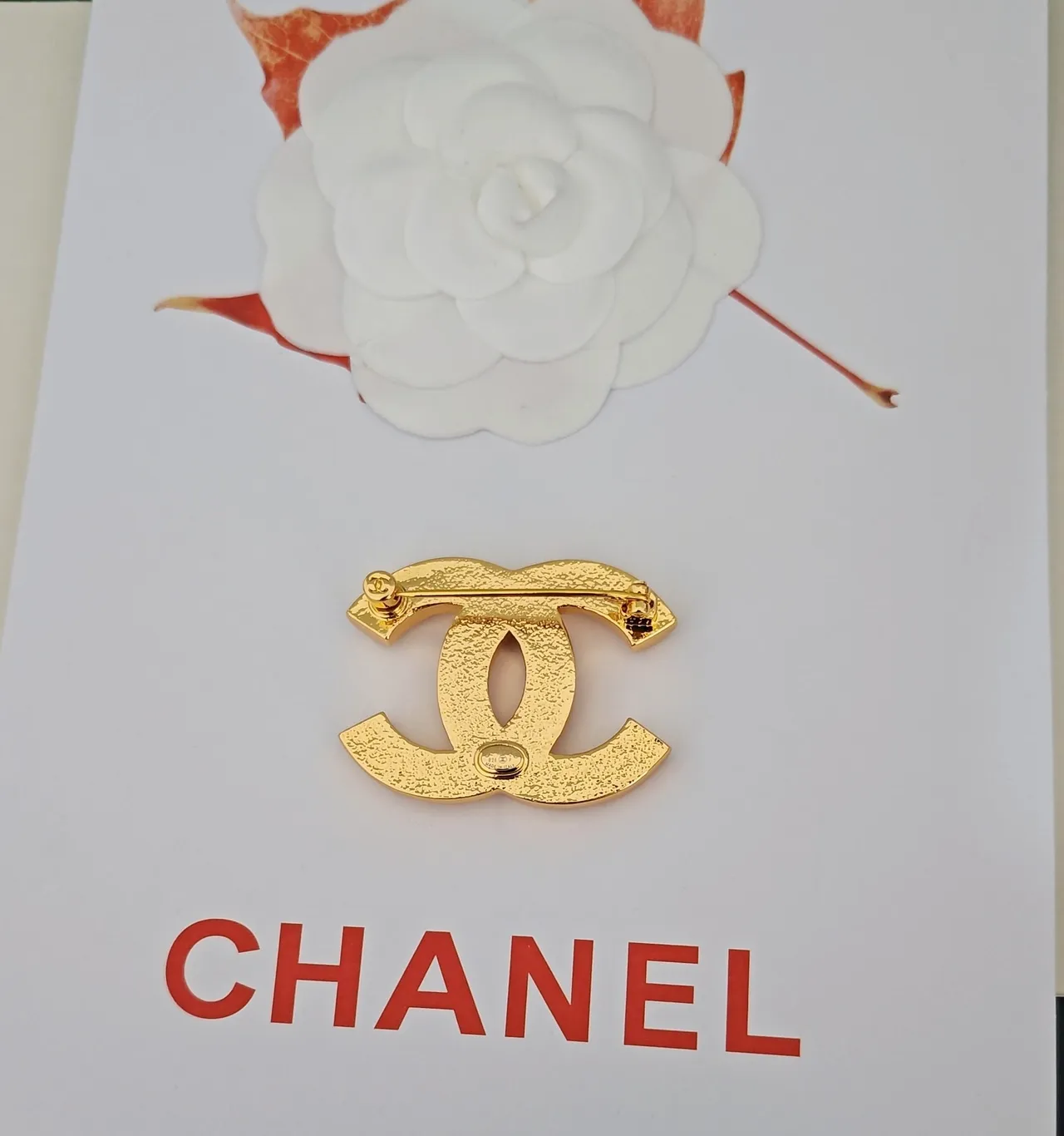Chanel Interlocking CC কুইল্টেড পাতা Gold-Tone ব্রোচ 2