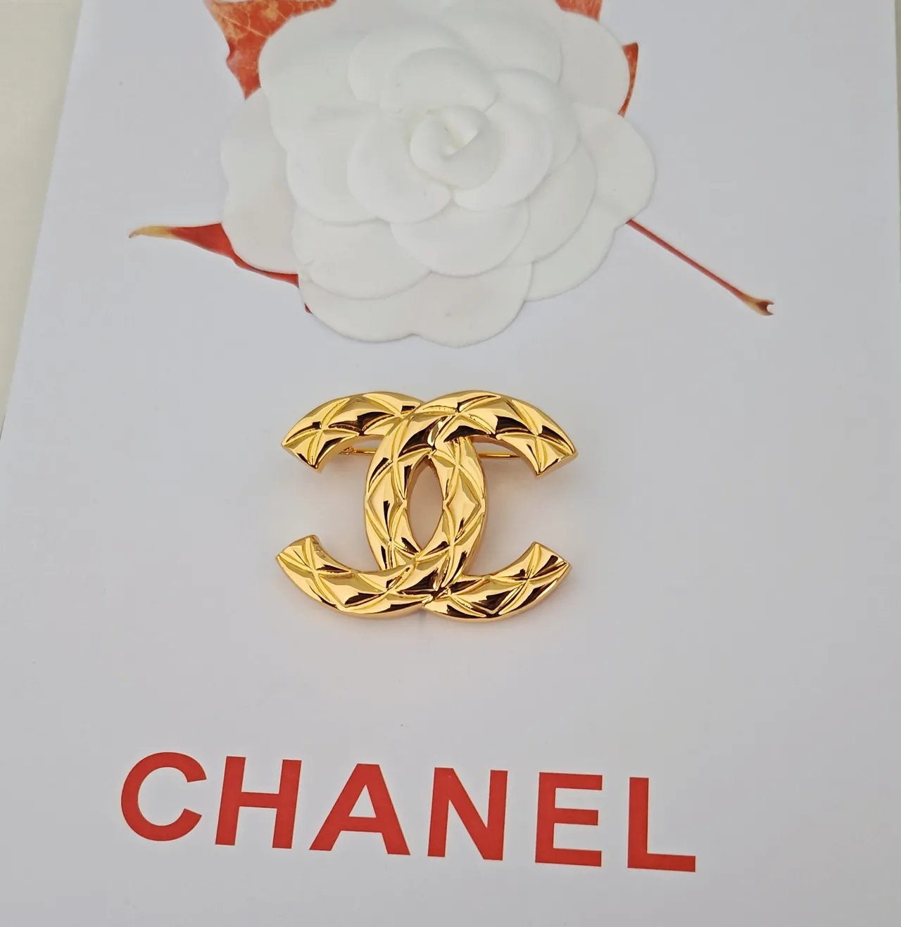 Chanel Interlocking CC কুইল্টেড পাতা Gold-Tone ব্রোচ 3