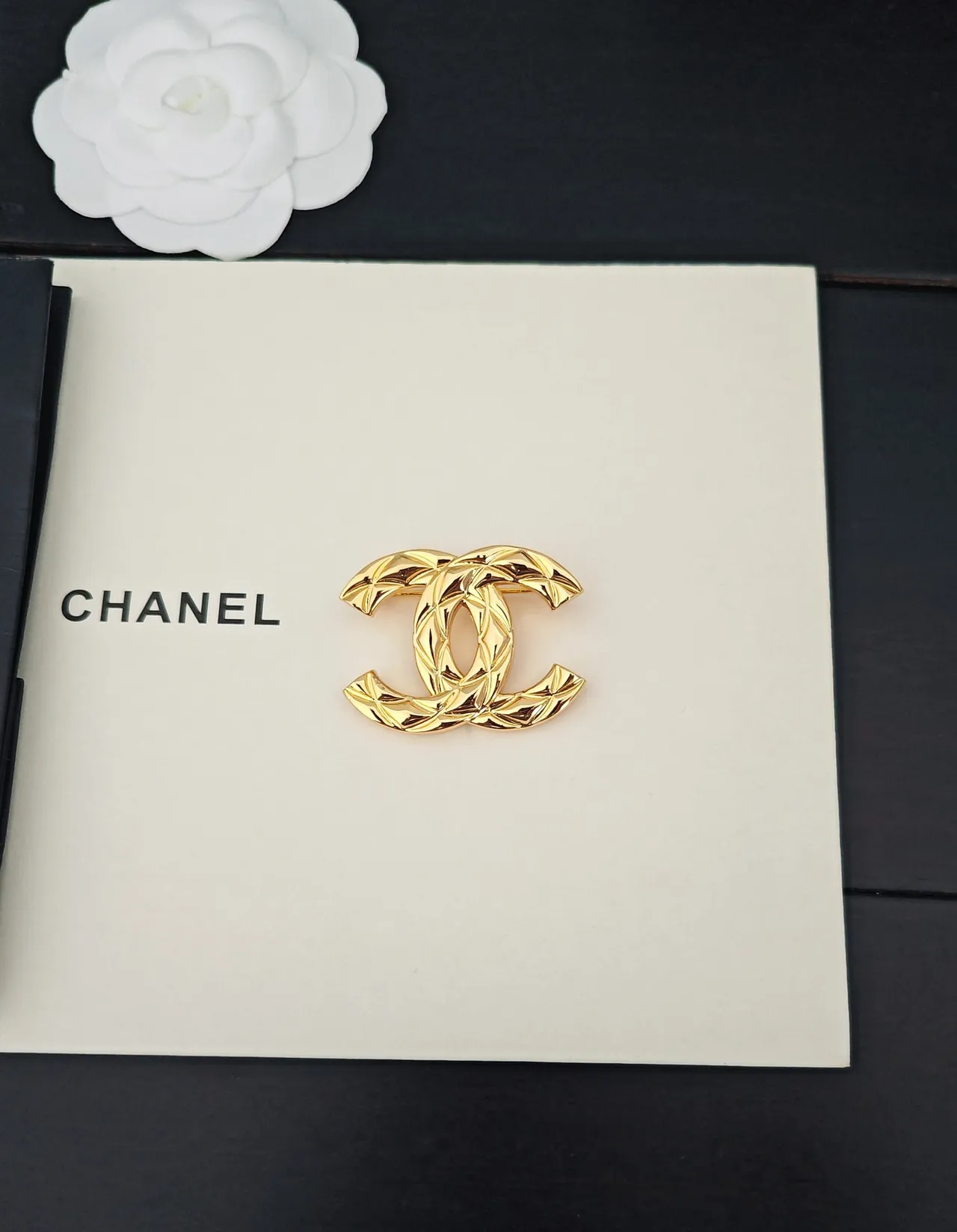 Chanel Interlocking CC কুইল্টেড পাতা Gold-Tone ব্রোচ 4