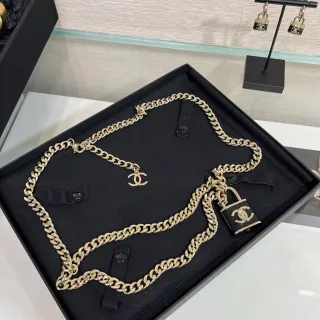 Chanel पैडलॉक नेकलेस सुनहरा काला कर्ब चेन CC Logo Charm नेकलेस