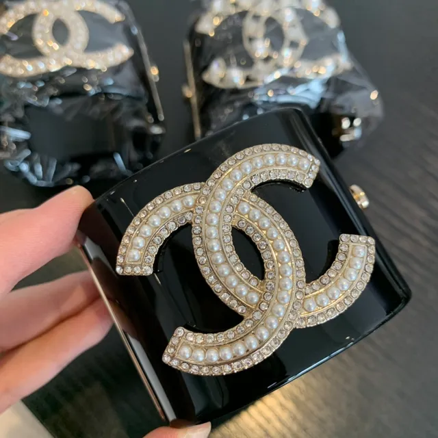 Chanel Pearl CC Clutch Black Glossy Resin Envelope Clutch 4