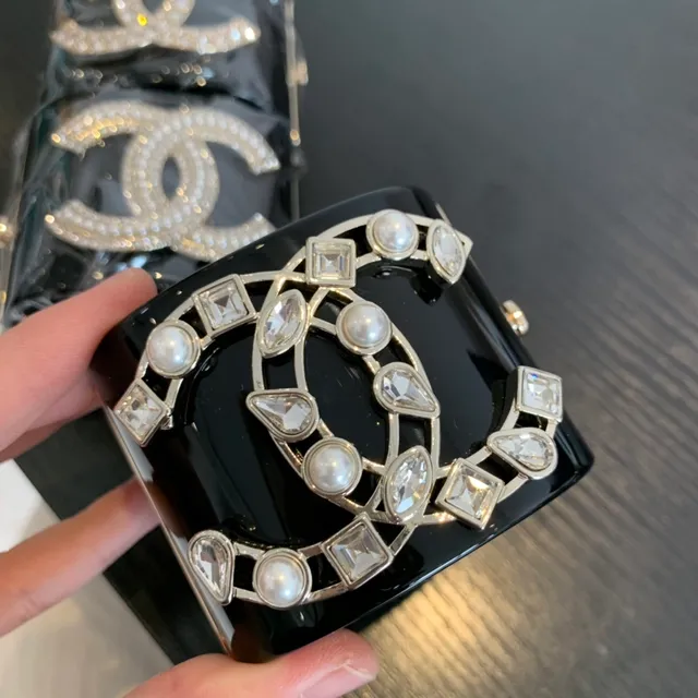 Chanel Pearl CC Clutch Black Glossy Resin Envelope Clutch 5