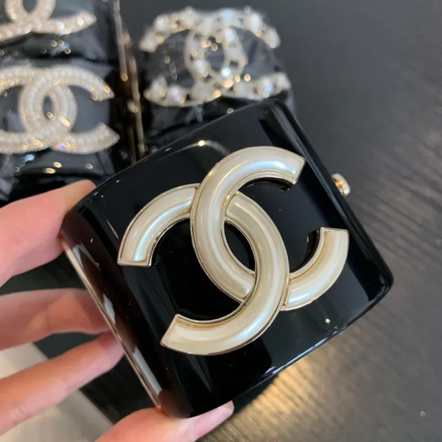 Chanel Pearl CC Clutch Black Glossy Resin Envelope Clutch 6