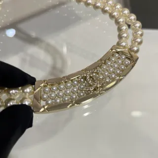 Chanel 珍珠领项链米色金色双股绗缝徽章项链