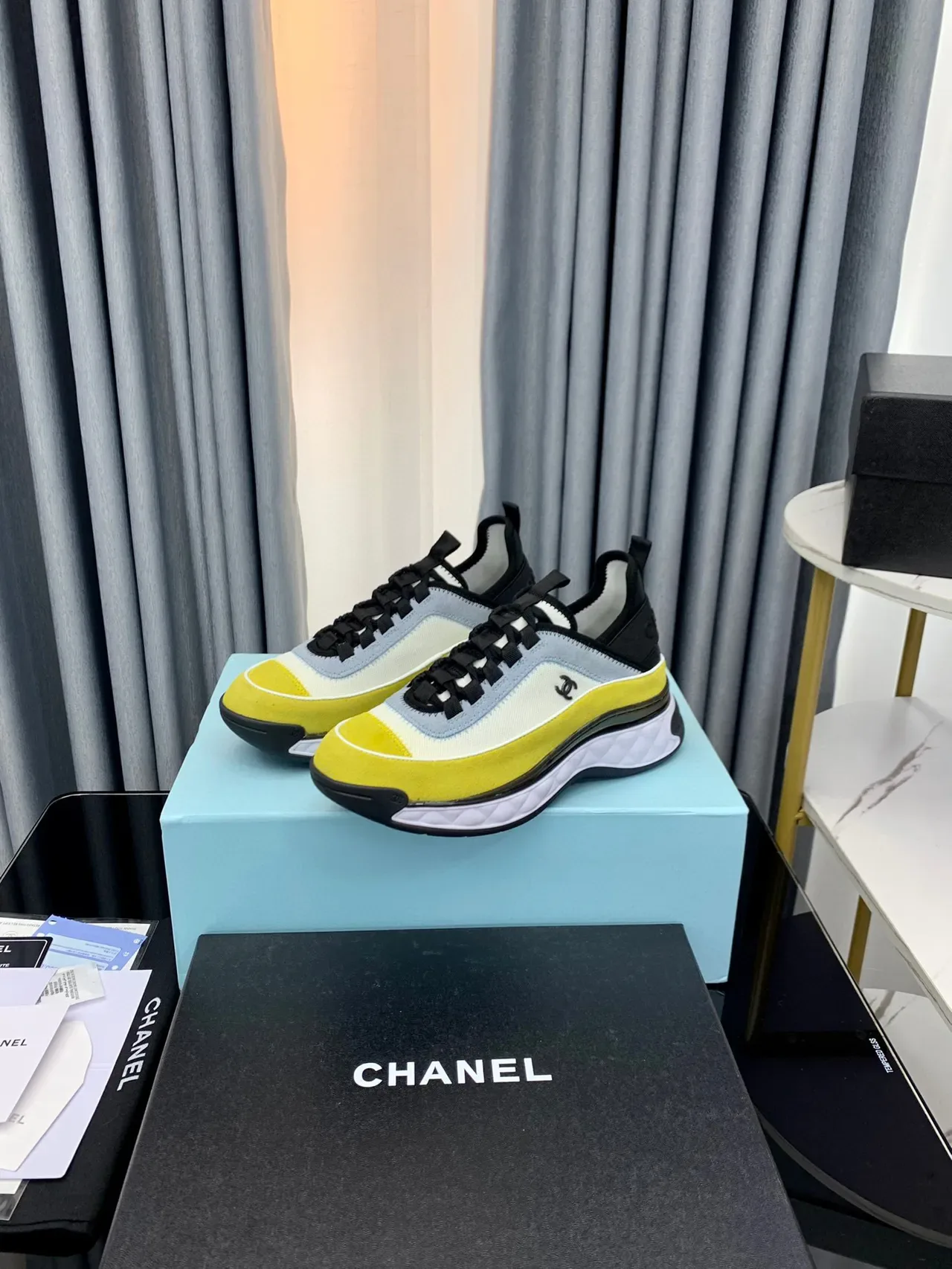 Chanel Runway Sneakers Jaune Blanc Matelassé Mediasolère Multi-Panneau Haut Textile Chaussures Lifestyle 2