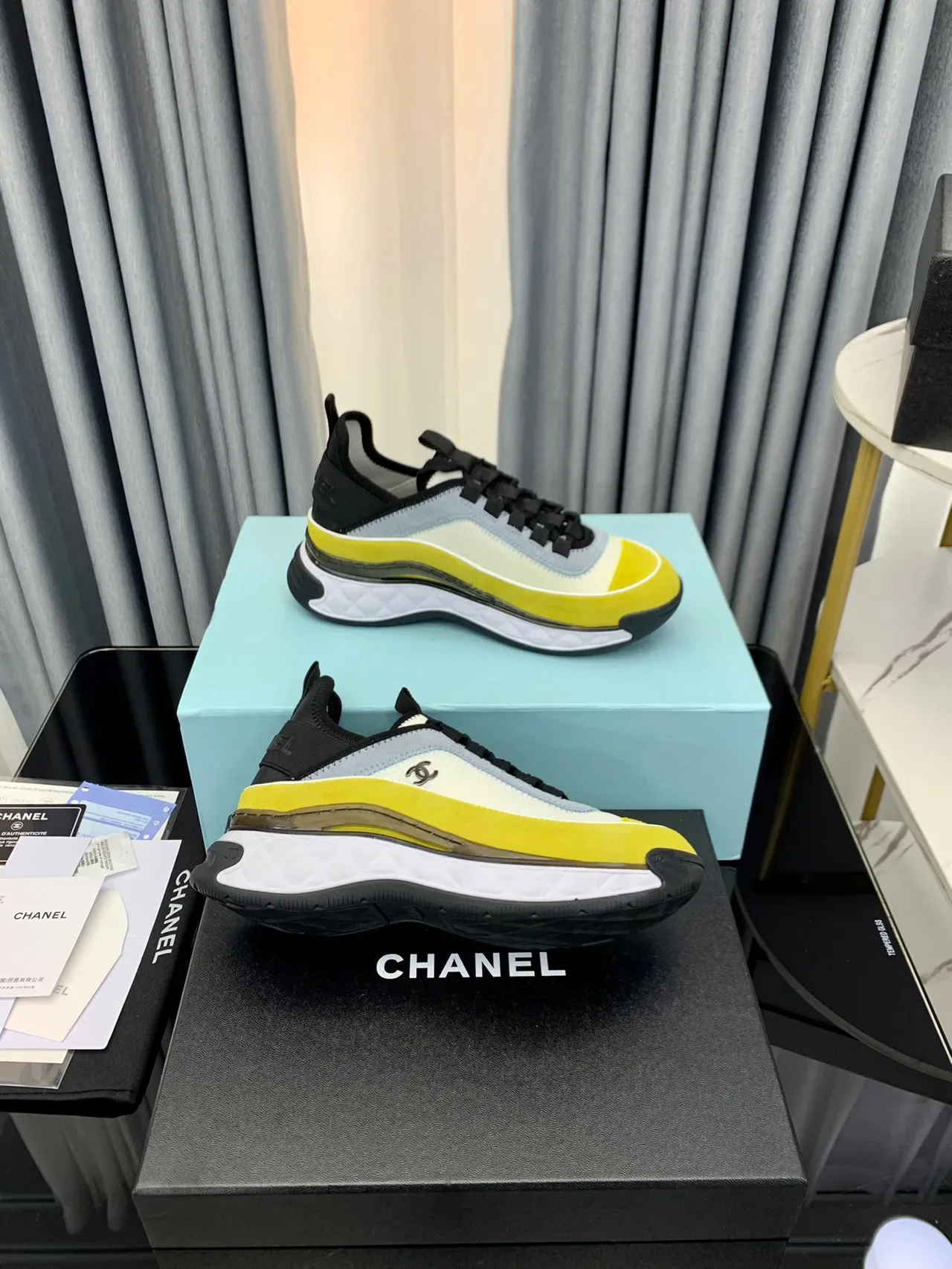 Chanel Runway Sneakers Jaune Blanc Matelassé Mediasolère Multi-Panneau Haut Textile Chaussures Lifestyle 3