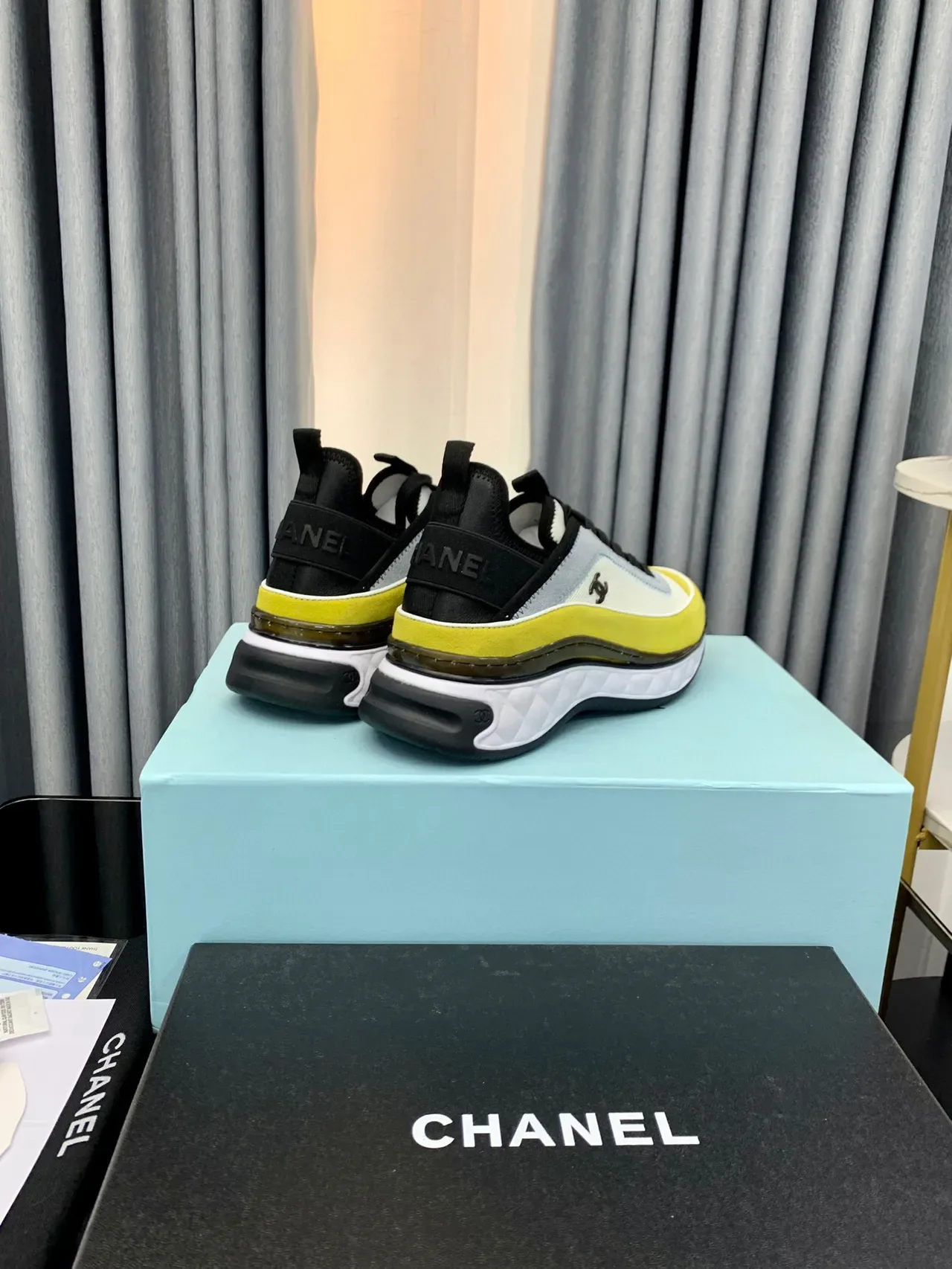 Chanel Runway Sneakers Jaune Blanc Matelassé Mediasolère Multi-Panneau Haut Textile Chaussures Lifestyle 4
