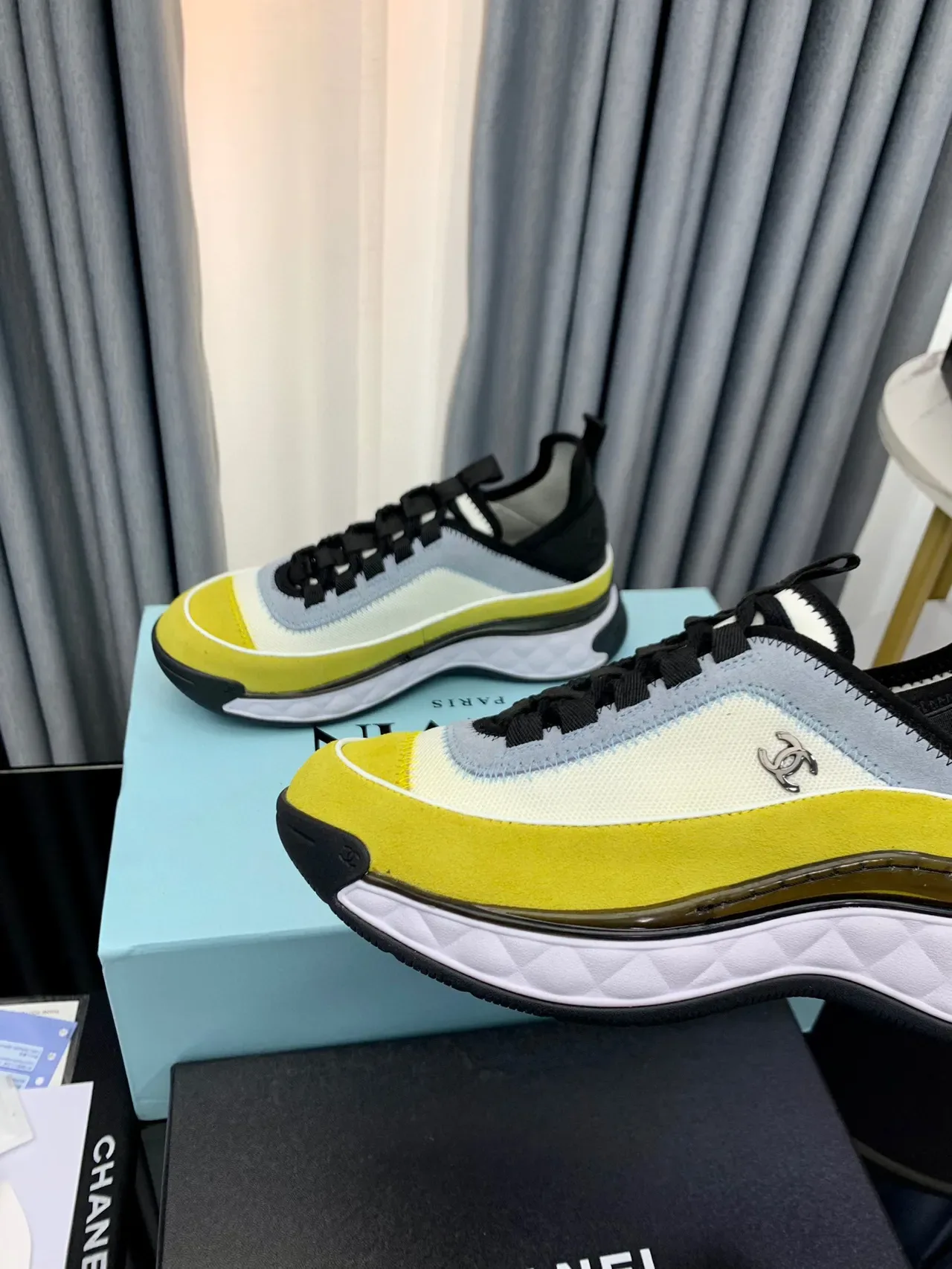 Chanel Runway Sneakers Jaune Blanc Matelassé Mediasolère Multi-Panneau Haut Textile Chaussures Lifestyle 5