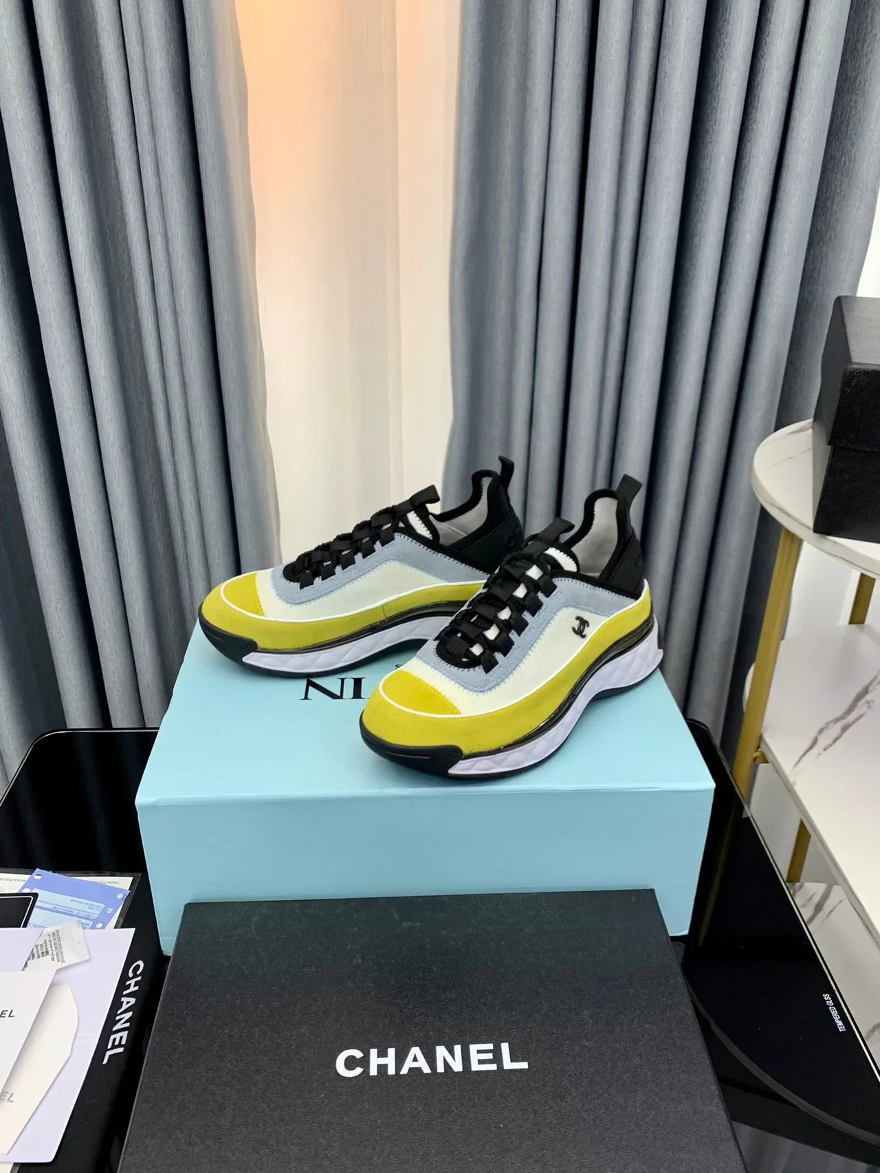 Chanel Runway Sneakers Jaune Blanc Matelassé Mediasolère Multi-Panneau Haut Textile Chaussures Lifestyle 6