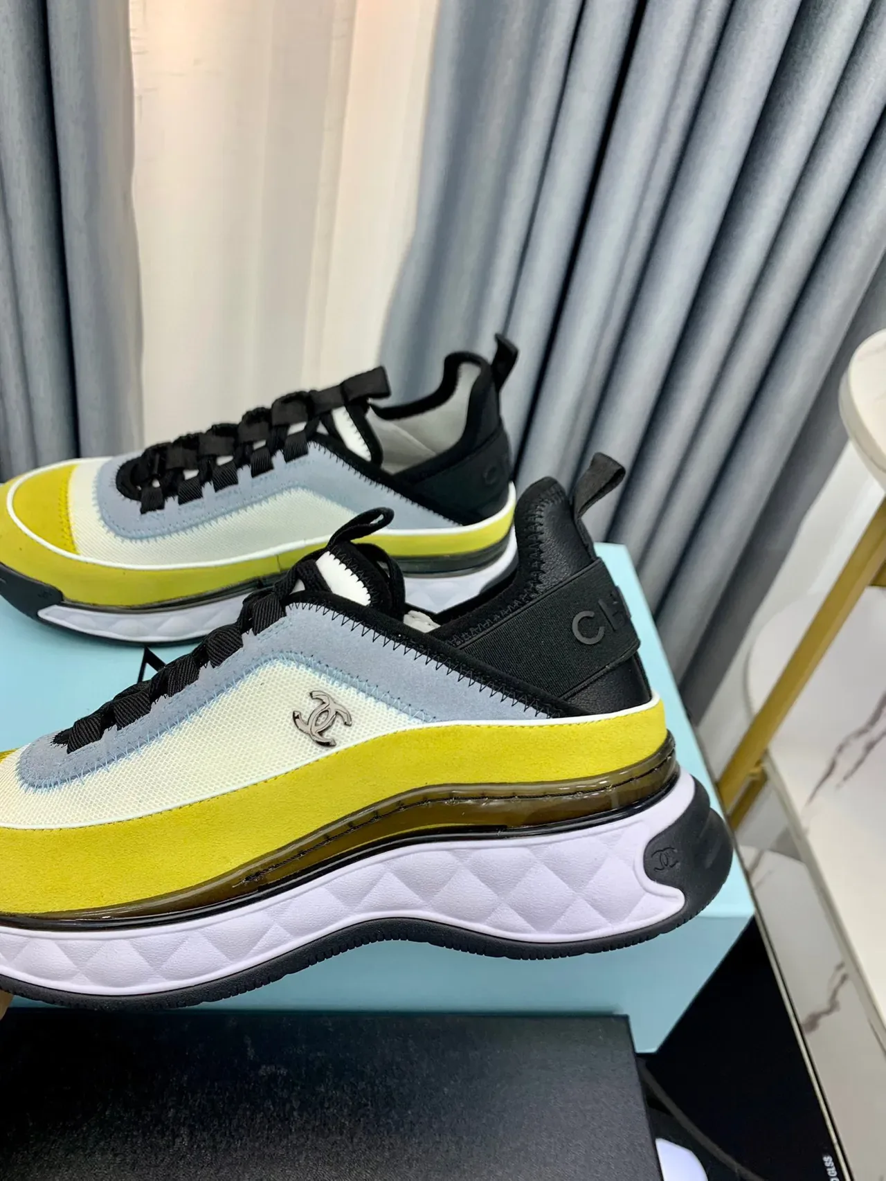 Chanel Runway Sneakers Jaune Blanc Matelassé Mediasolère Multi-Panneau Haut Textile Chaussures Lifestyle 7