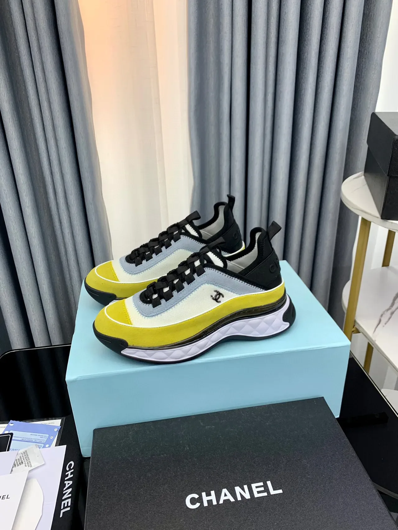 Chanel Runway Sneakers Jaune Blanc Matelassé Mediasolère Multi-Panneau Haut Textile Chaussures Lifestyle 8