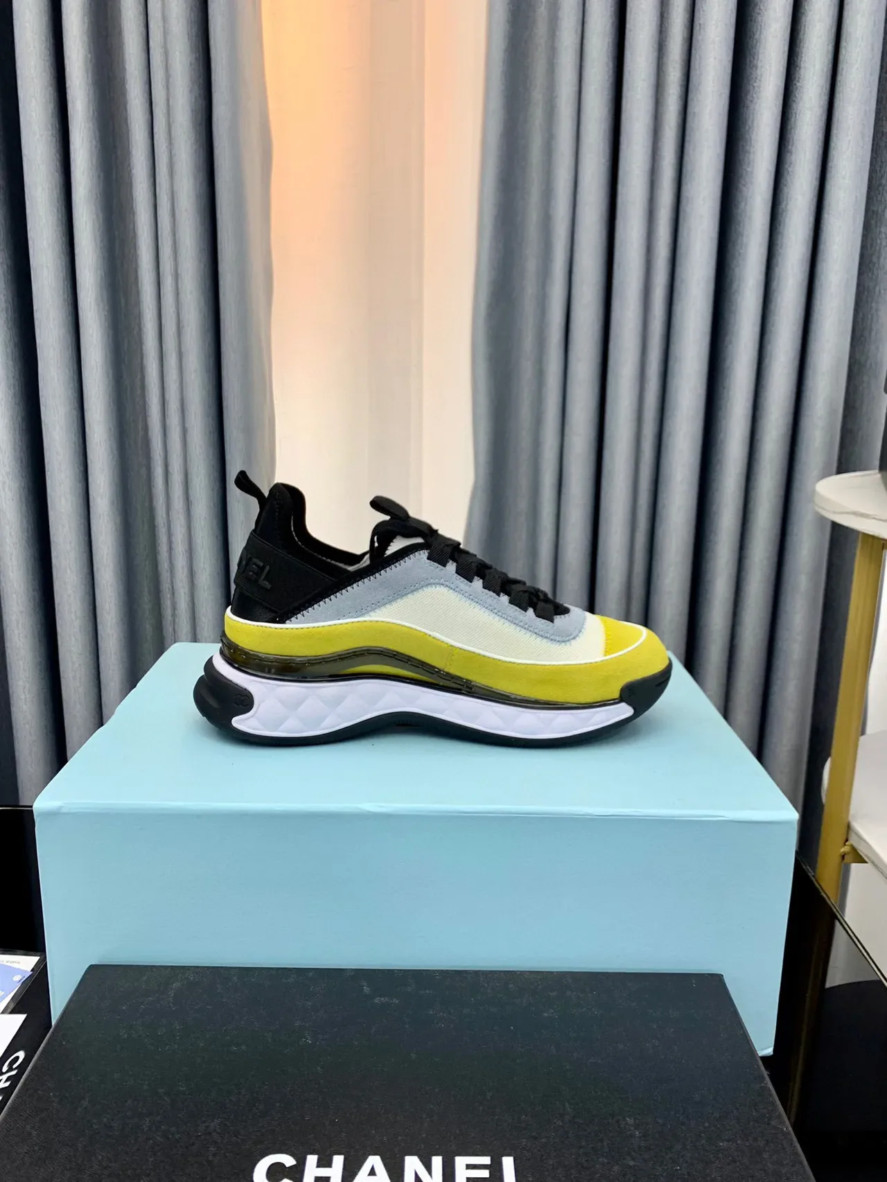 Chanel Runway Sneakers Jaune Blanc Matelassé Mediasolère Multi-Panneau Haut Textile Chaussures Lifestyle 9