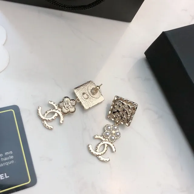 Chanel Quadrado Texturizado Flor de Pérola CC Logo Brincos de Gota 2