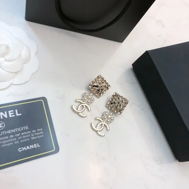 Chanel Quadrado Texturizado Flor de Pérola CC Logo Brincos de Gota 3