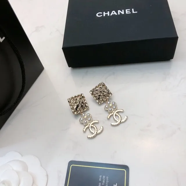 Chanel Quadrado Texturizado Flor de Pérola CC Logo Brincos de Gota 4